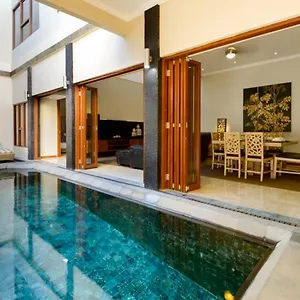 Super 4 Bed, Sleeps 8, Just 300m Walk From Villa